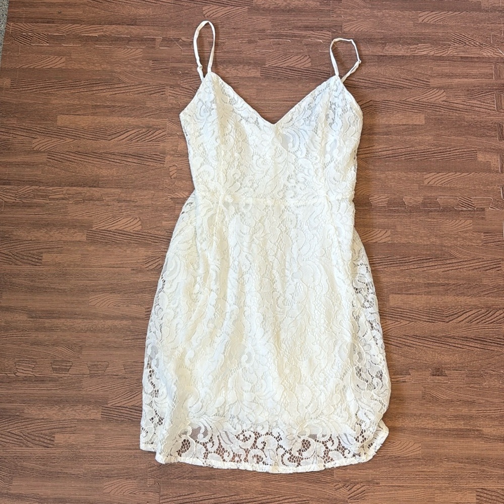 LULU'S WHITE LACE DRESS SIZE XS WITH ADJUSTABLE STRAPS